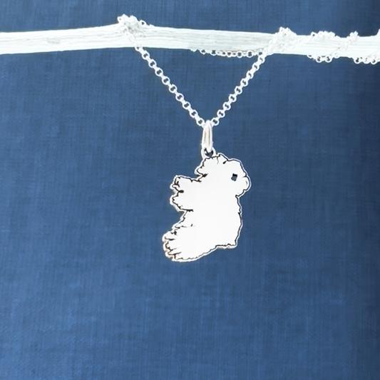 Experience the captivating allure of Ireland with the EIRE - Map with outline Of Ireland Pendant. The pendant measures 15mm by 23mm and has a bail that fits up to a 3mm chain. It also includes a 1.4mm silver rolo chain that can be effortlessly adjusted from 16" to 18". This exquisite pendant celebrates the magic of Ireland, making it an essential addition to any jewellery collection.