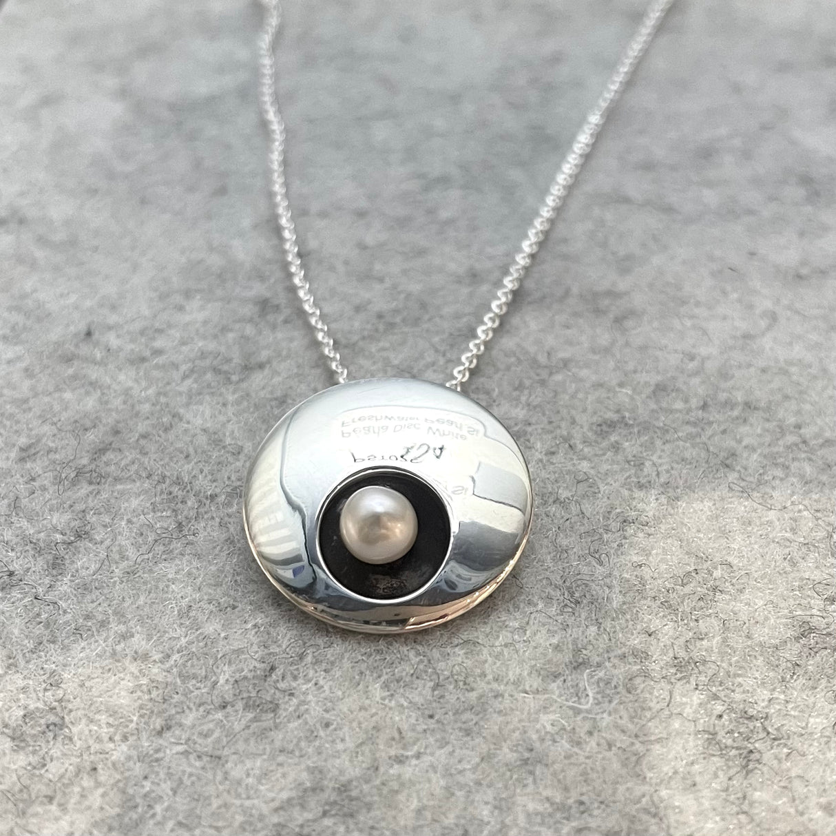 Péarla Disc with White Freshwater Pearl Silver Pendant