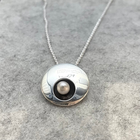 Péarla Disc with White Freshwater Pearl Silver Pendant