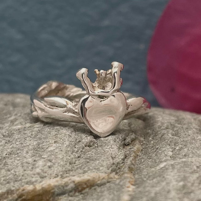 Design: Organic Claddagh inspired by twigs and Irish coral Material: Solid sterling silver Finish: Highly polished Band: 4.5mm at the widest point Centre: Heart and crown measure 13mm long A beautifully crafted piece that blends tradition with nature’s elegance. Perfect for expressing love, loyalty, and friendship.