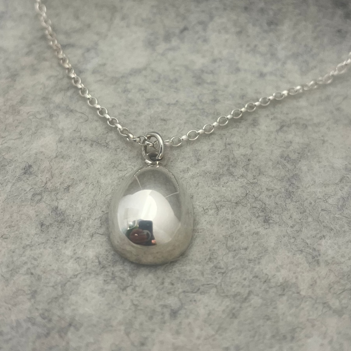 Móinéir Avo Silver Pendant