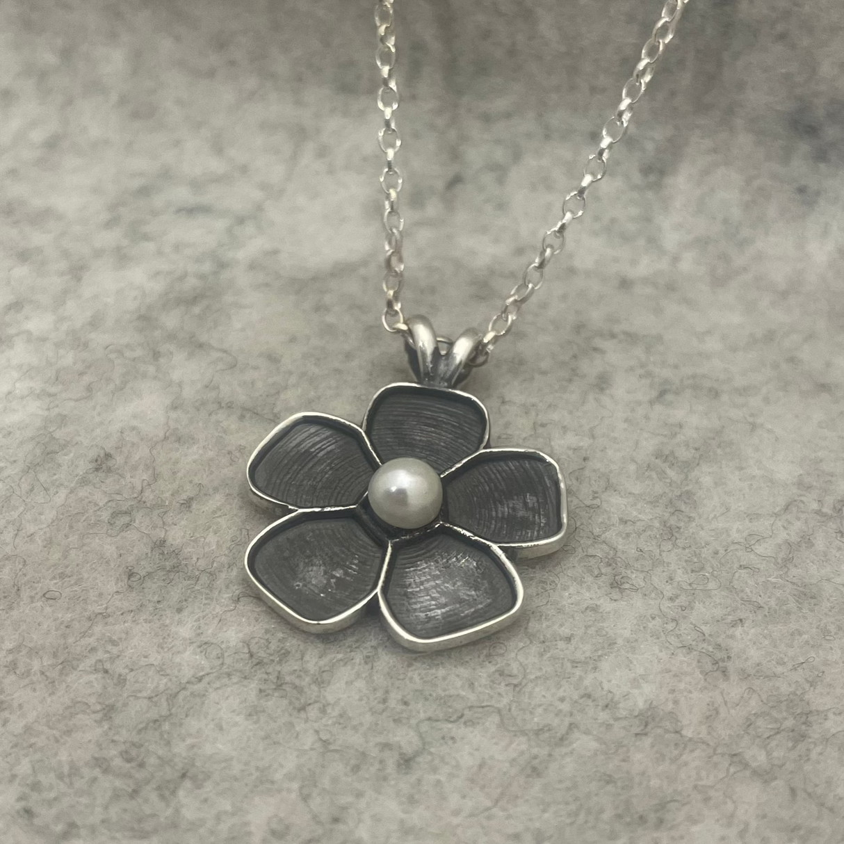 Móinéir Alma Flower with Freshwater Pearl Silver Pendant