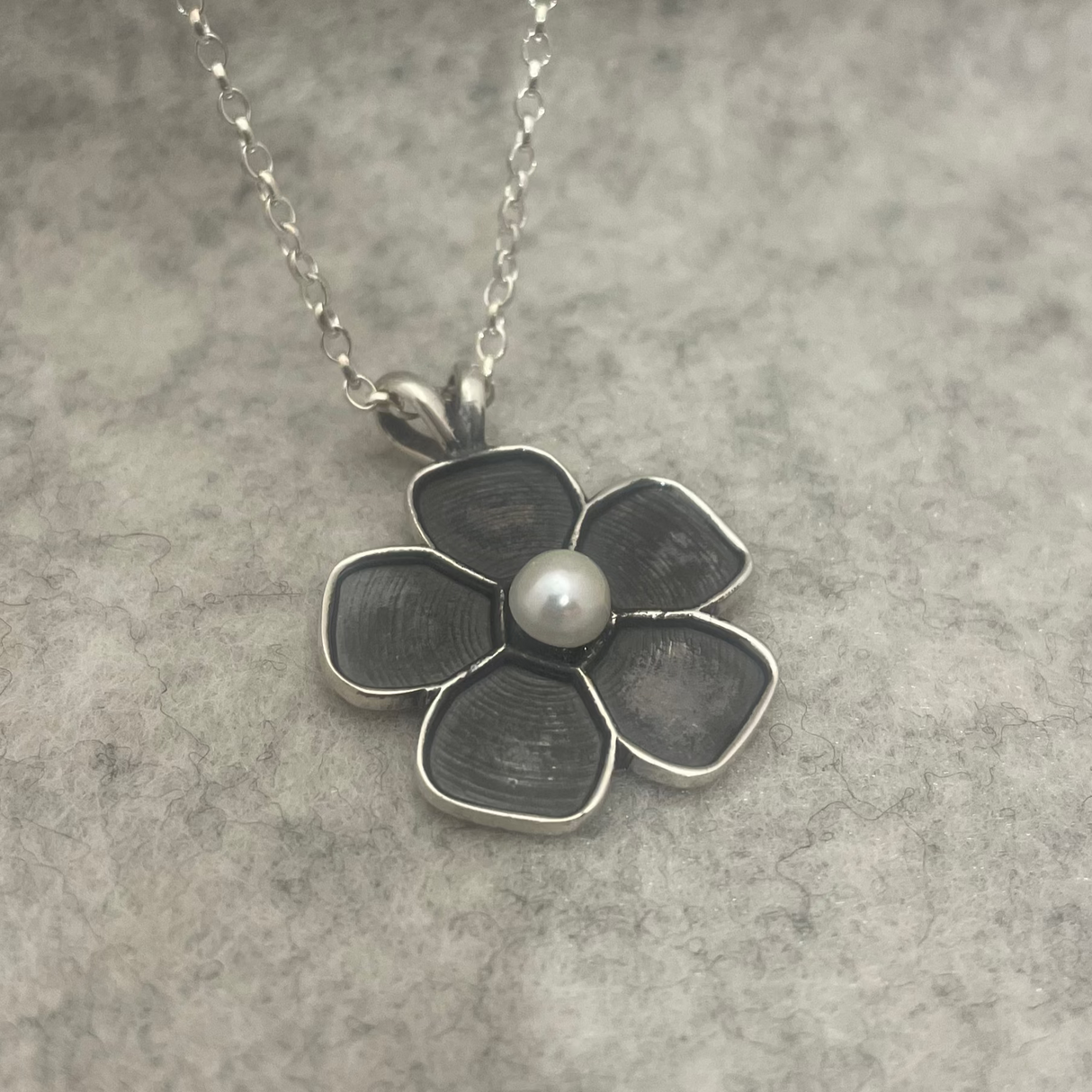 Móinéir Alma Flower with Freshwater Pearl Silver Pendant
