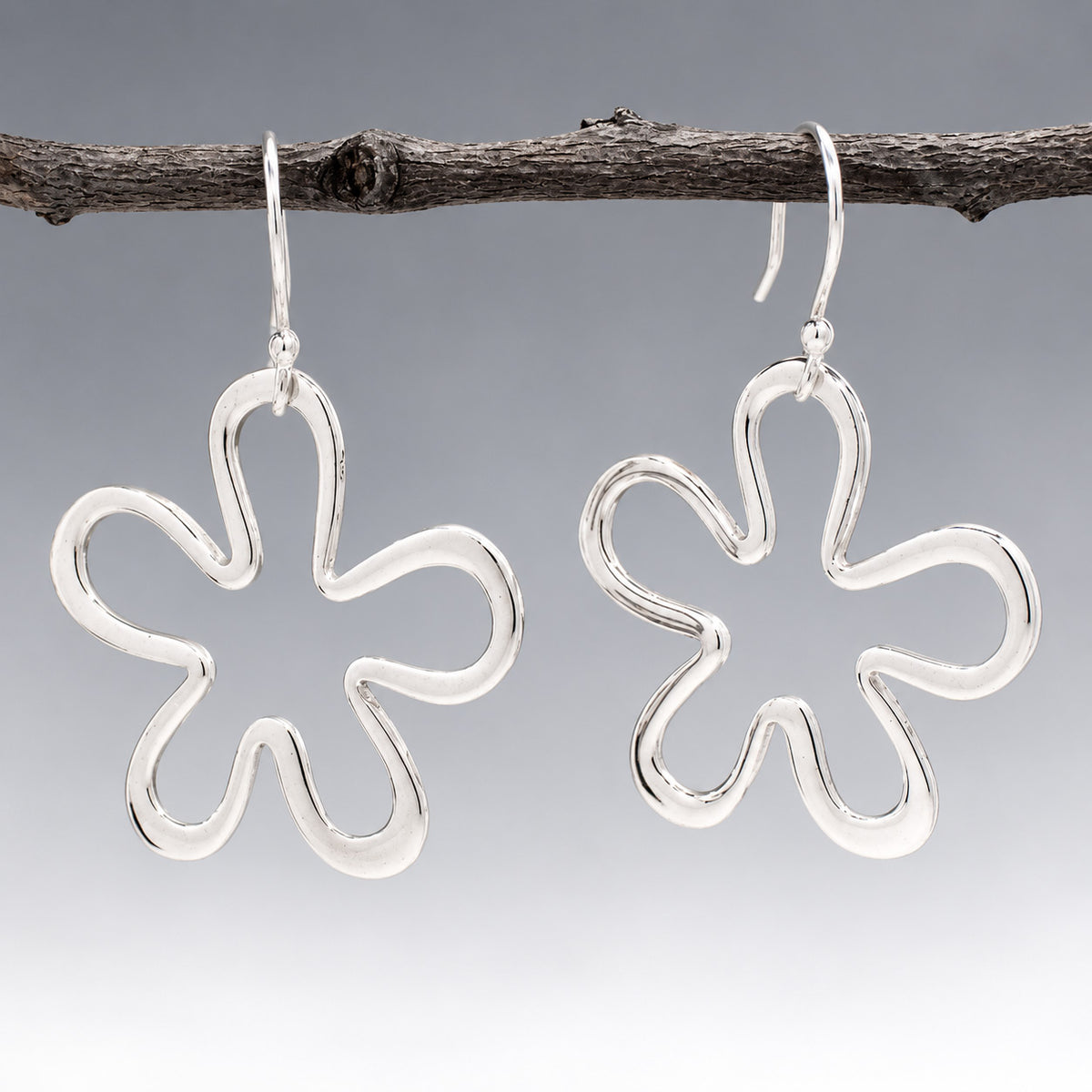 Móinéir Daisy Flower Silhouette Silver Dangle Earrings