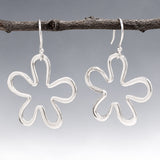 Móinéir Daisy Flower Silhouette Silver Dangle Earrings