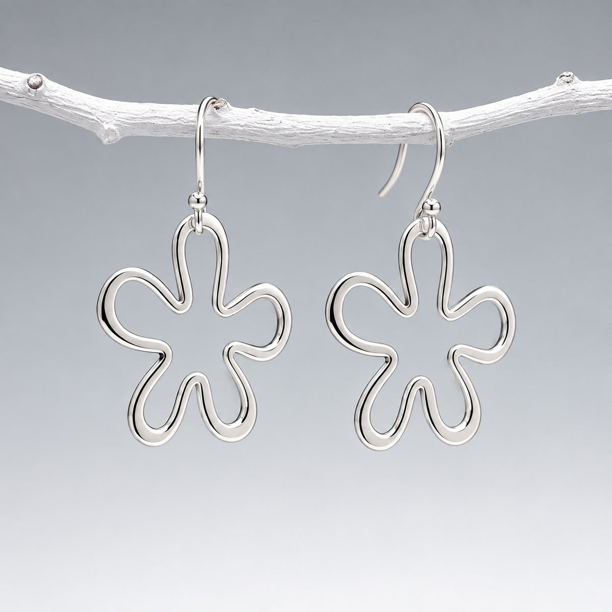 Móinéir Daisy Flower Silhouette Silver Dangle Earrings