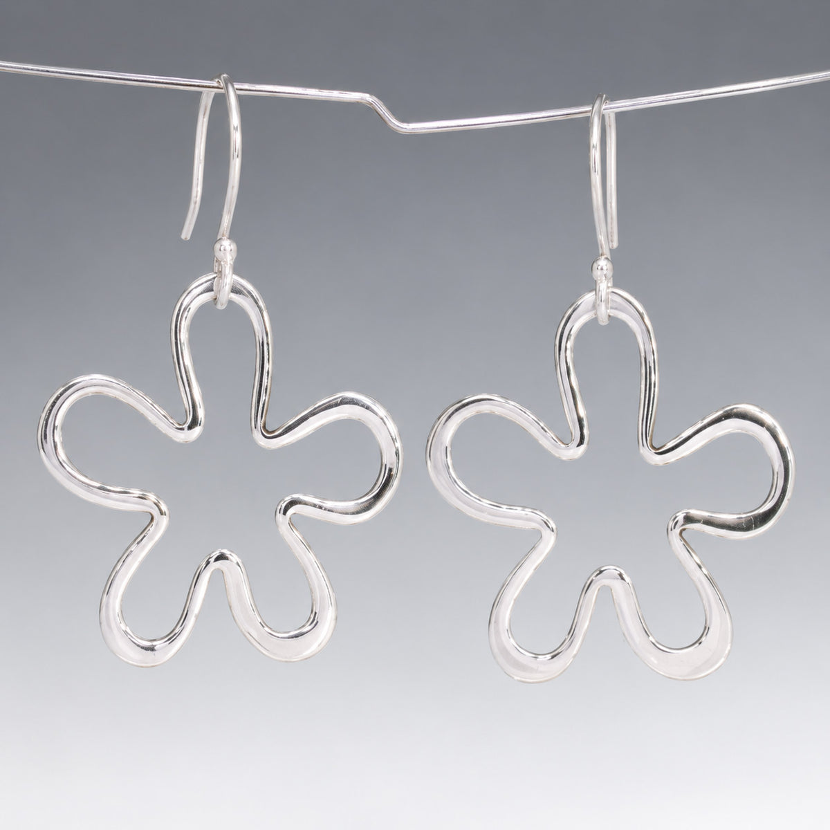 Móinéir Daisy Flower Silhouette Silver Dangle Earrings