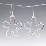 Móinéir Daisy Flower Silhouette Silver Dangle Earrings
