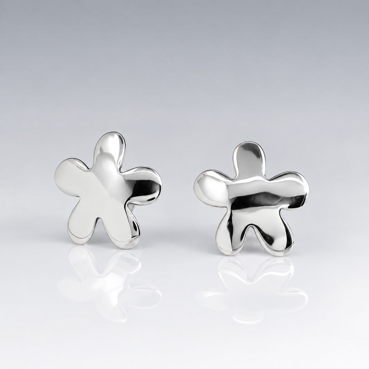 Móinéir Daisy Flower Silver Stud Earrings