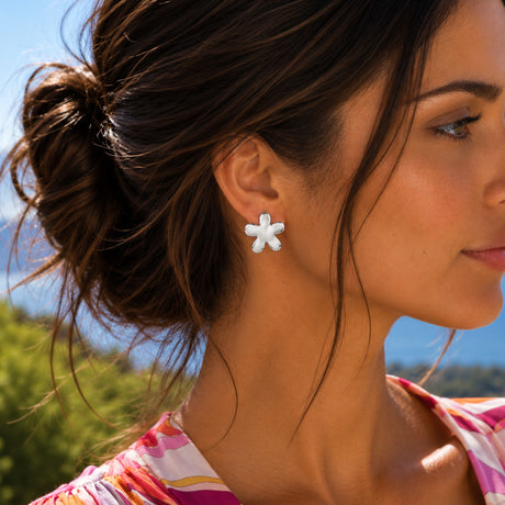 Móinéir Daisy Flower Silver Stud Earrings