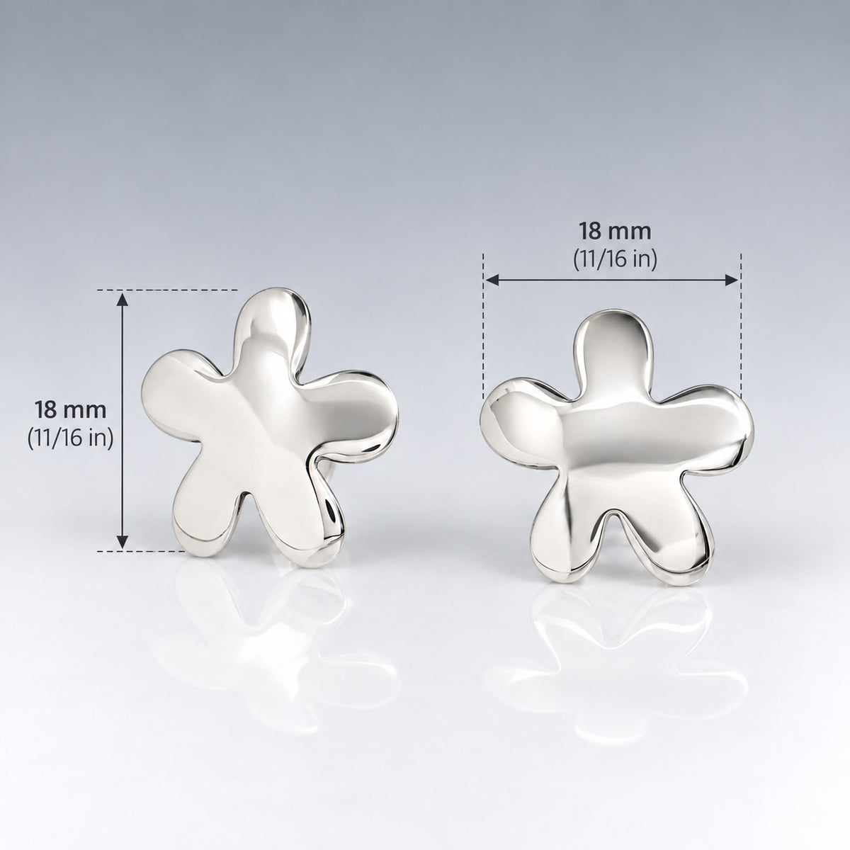 Móinéir Daisy Flower Silver Stud Earrings
