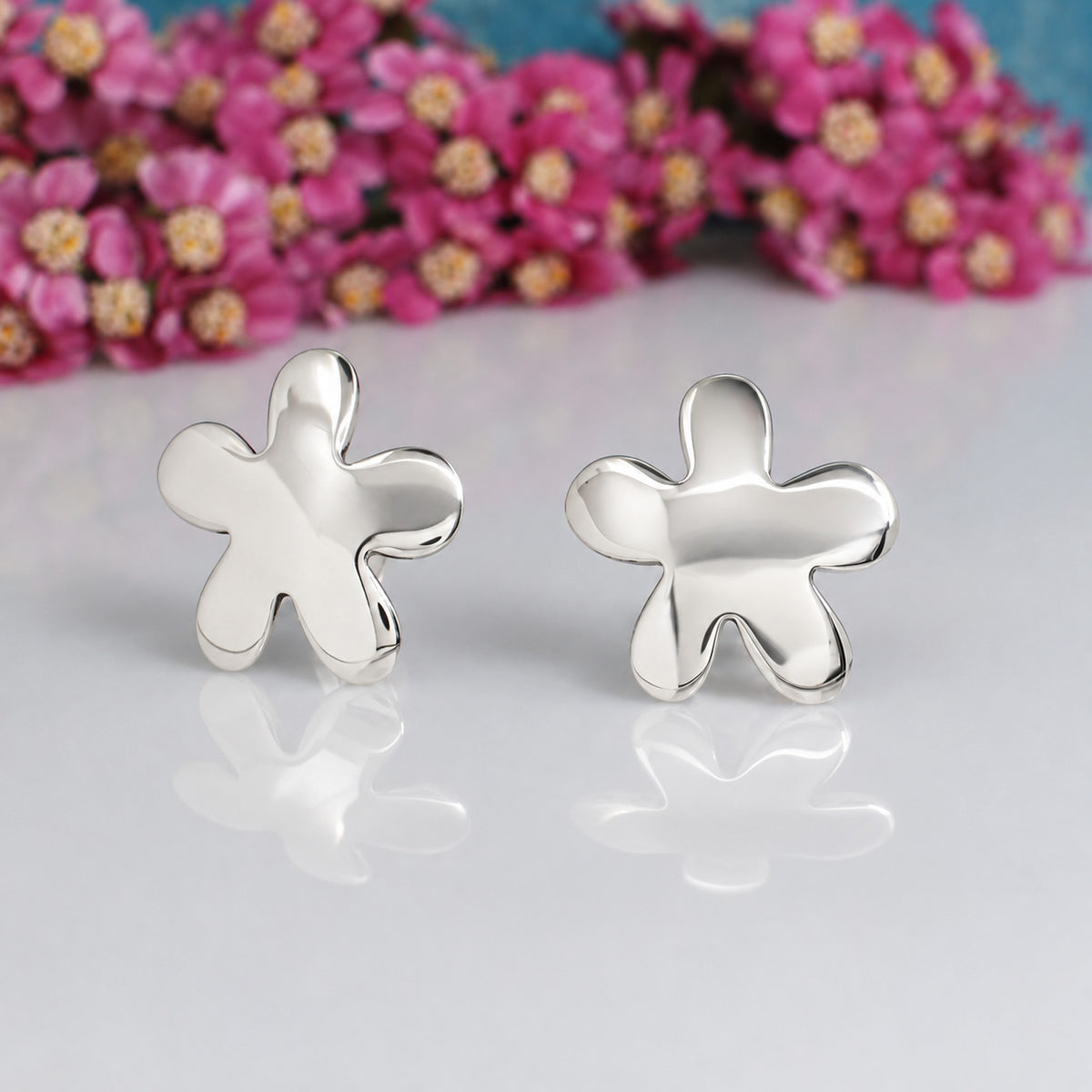 Móinéir Daisy Flower Silver Stud Earrings