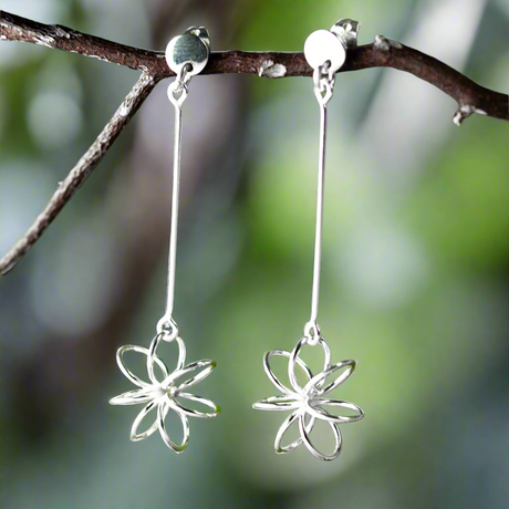 Moíneir - Floating Flower Silver Earrings - Stud