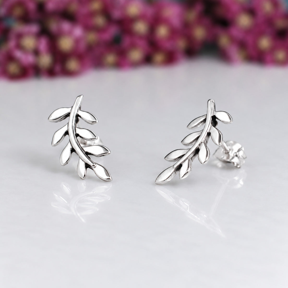 Móinéir Olive Branch Silver Stud Earrings