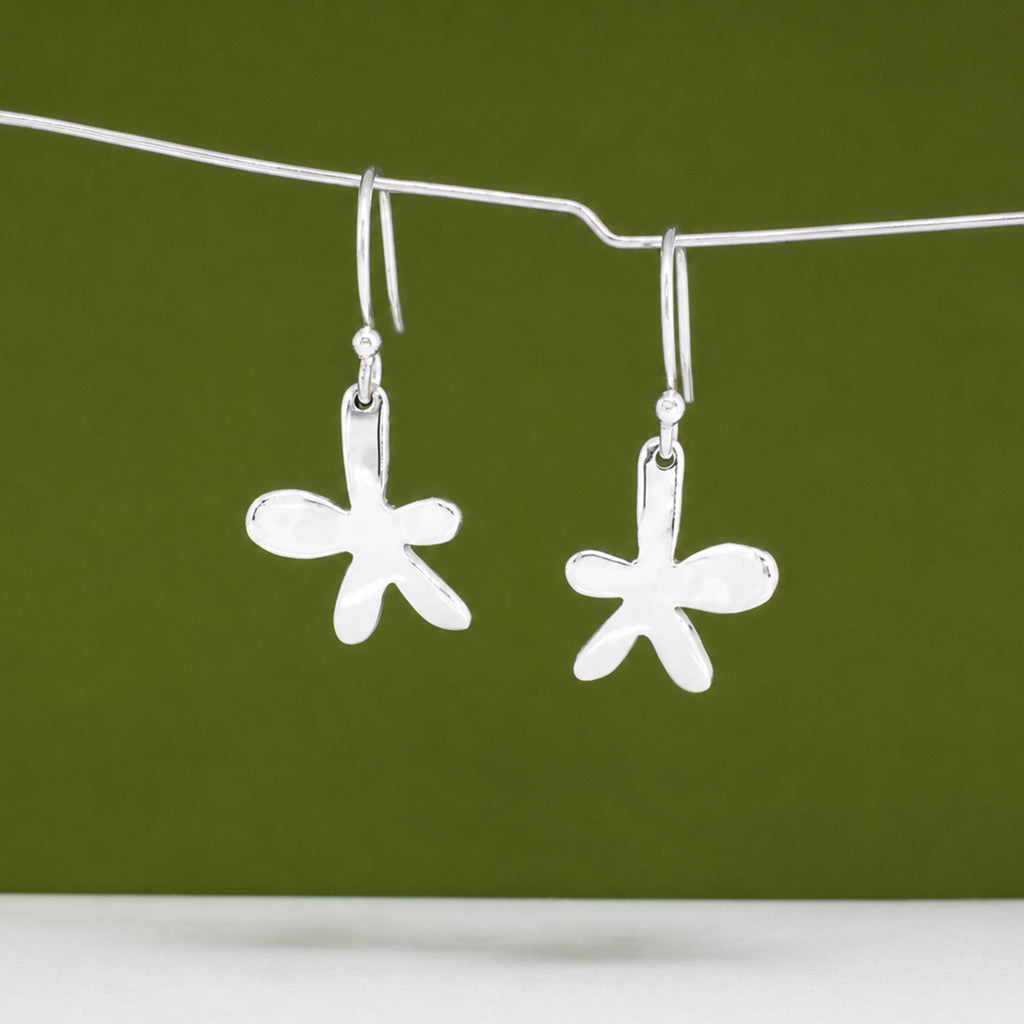 Móinéir Small Happy Daisy Flower Silver Dangle Earrings