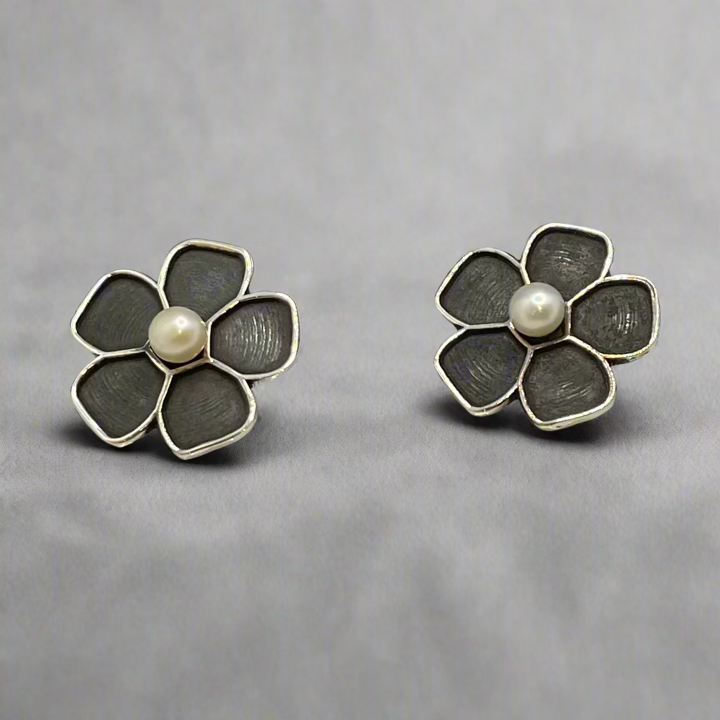 Moínéir - Alma Flower Silver Earrings with Fresh Water Pearl - Stud