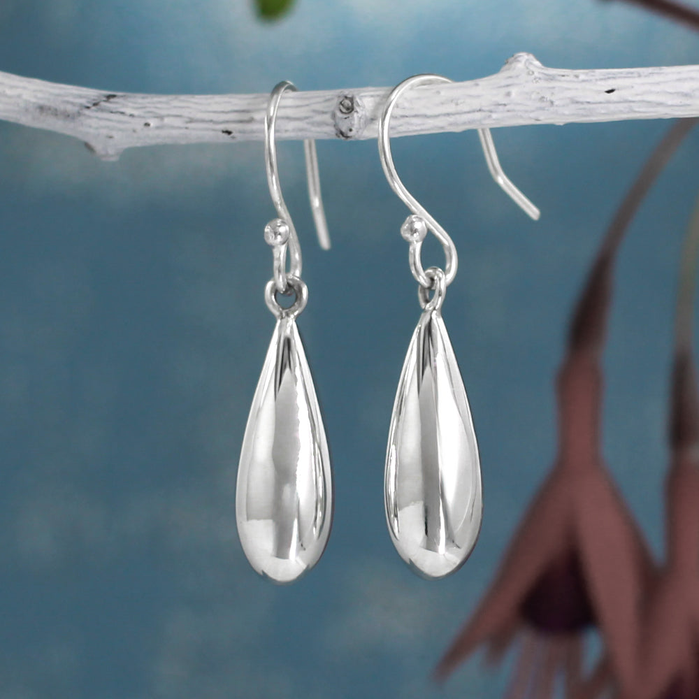 Móinéir Fuchsia Berries Silver Dangle Earrings