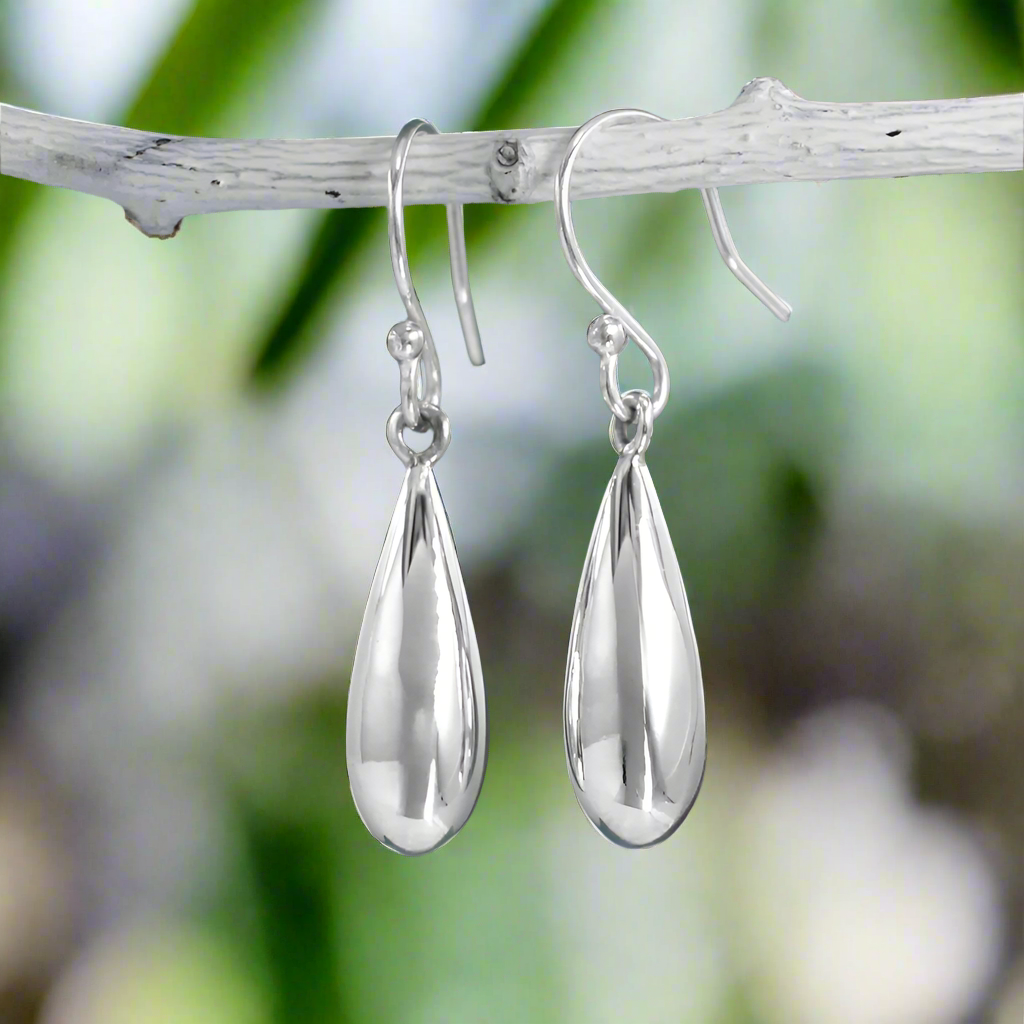 Móinéir Fuchsia Berries Silver Dangle Earrings