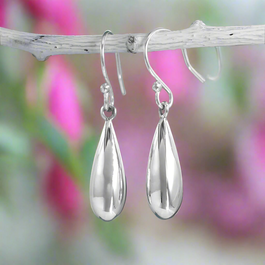 Móinéir Fuchsia Berries Silver Dangle Earrings