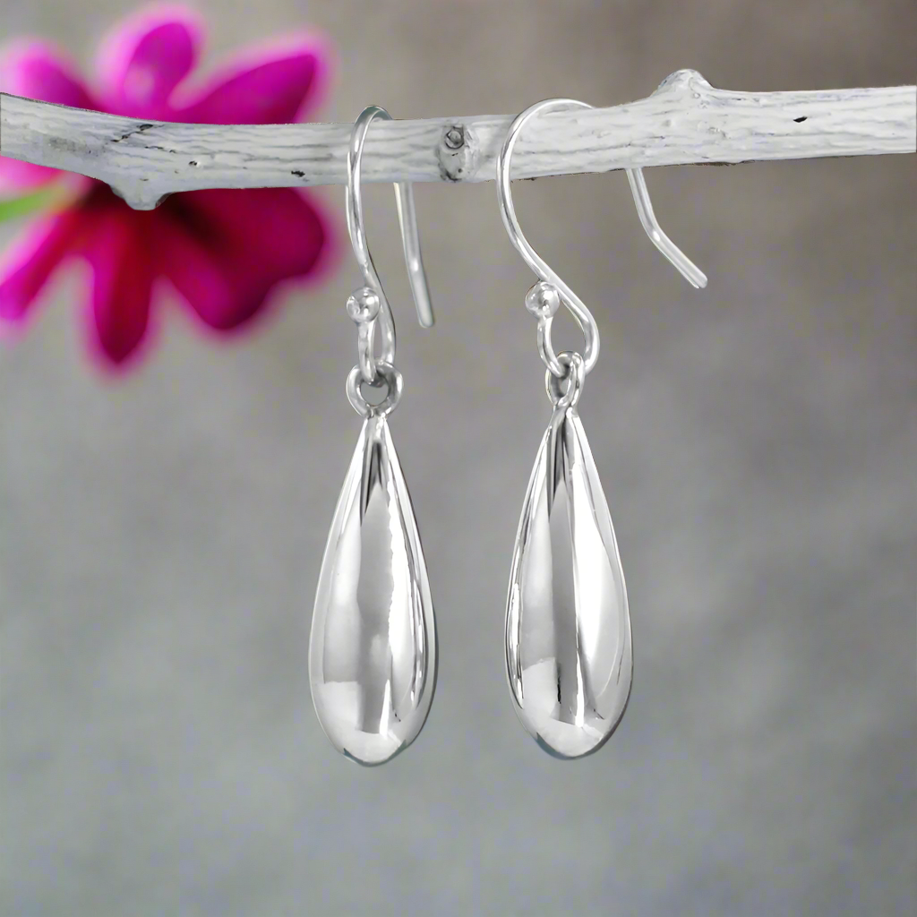 Móinéir Fuchsia Berries Silver Dangle Earrings