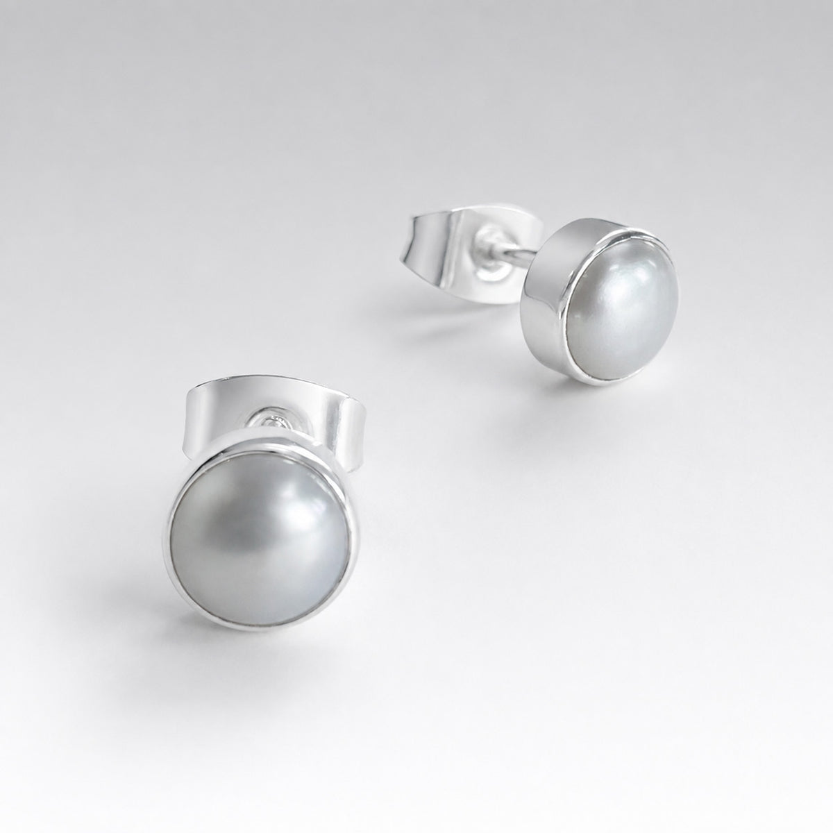 Péarla Dome No. 7 White Pearl Silver Stud Earrings