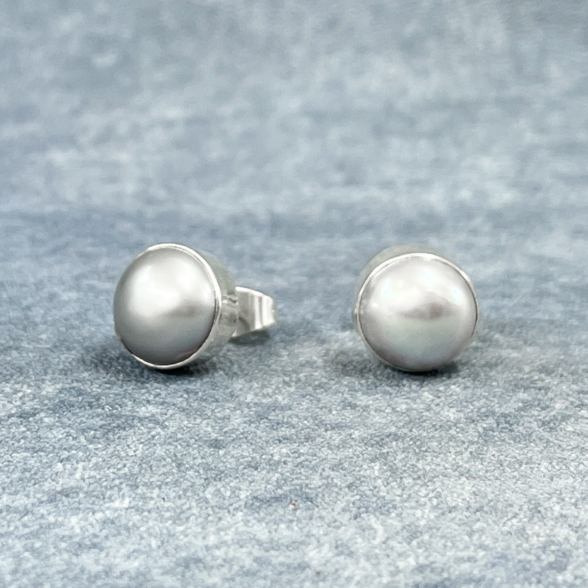 Pearla - Mounted Gray Pearl Silver Earrings - Stud