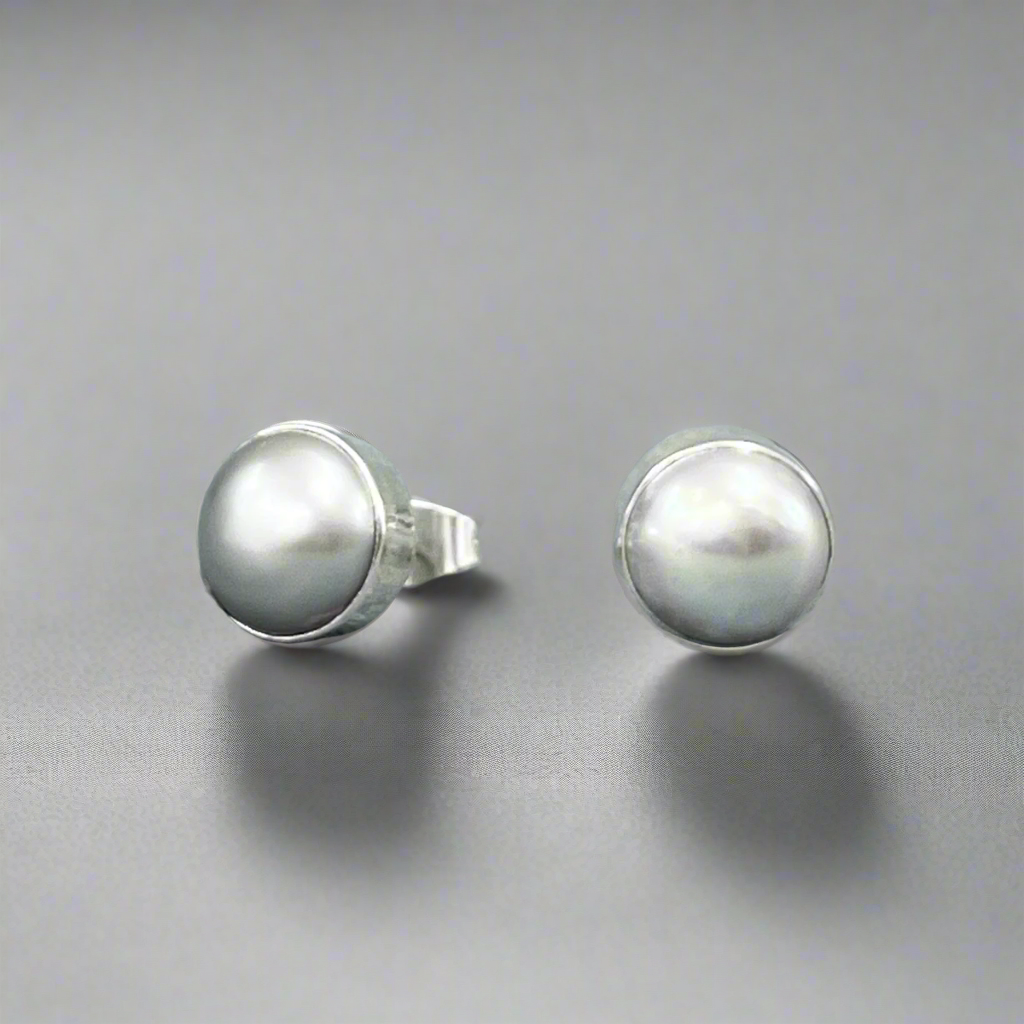 Pearla - Mounted Gray Pearl Silver Earrings - Stud