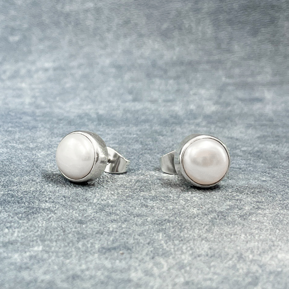 Pearla - Mounted White Pearl Silver Earrings - Stud
