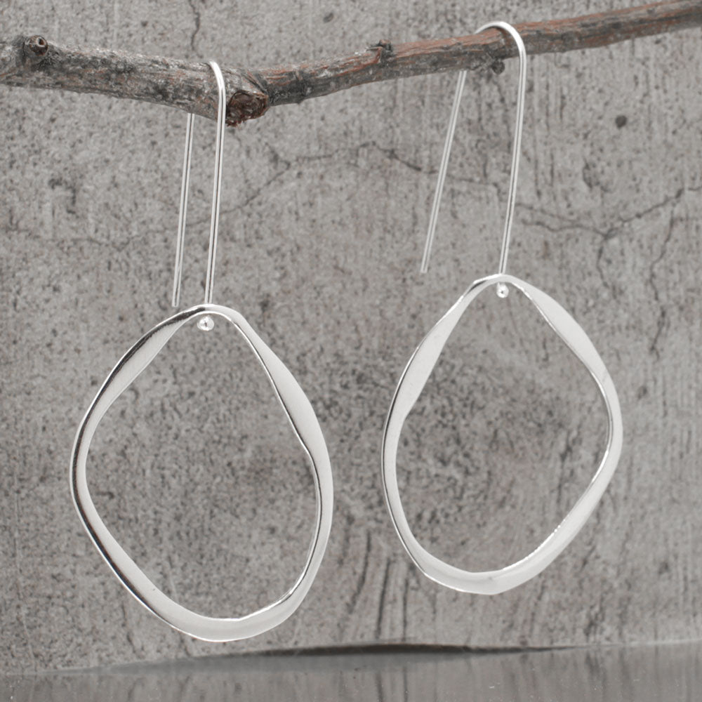 Saha - Single Spinning Asymmetric Organic Oval Droplet Silver Earrings - Dangle