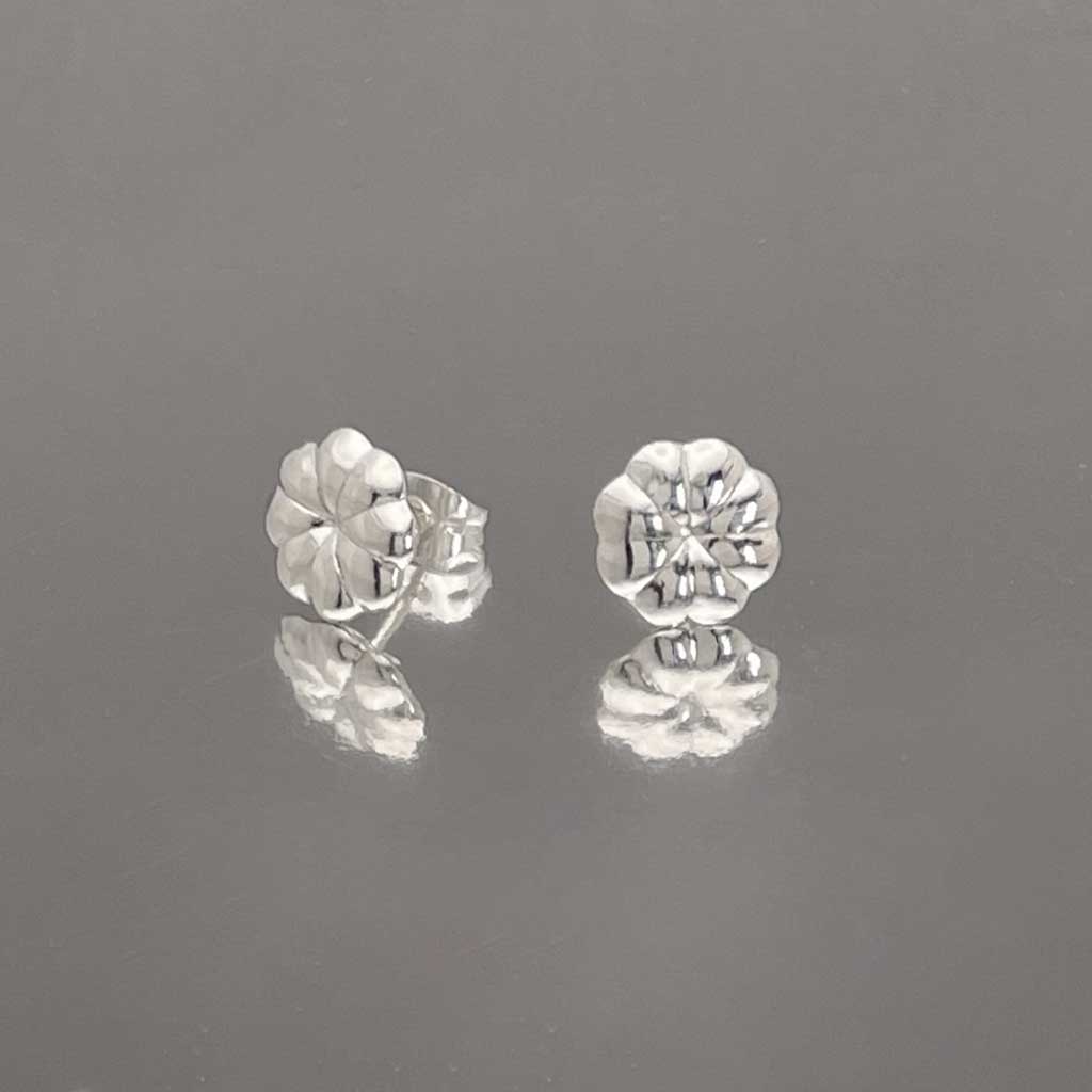 Móinéir Small Puffy Flower Silver Stud Earrings