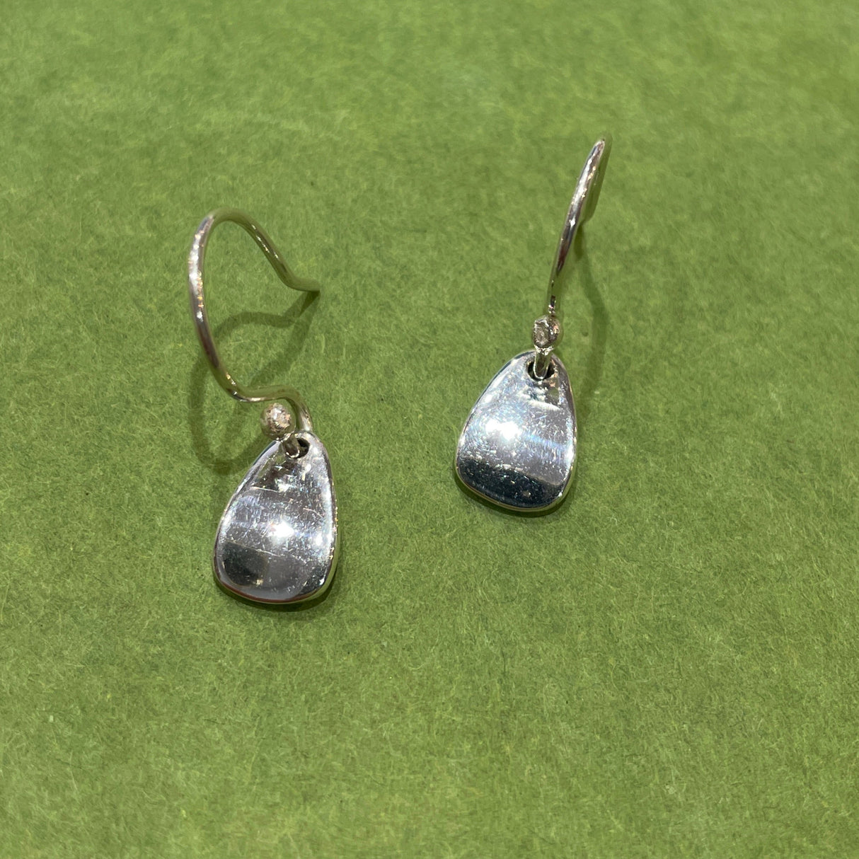 Moíneir - Small Petal Silver Earrings - Dangle