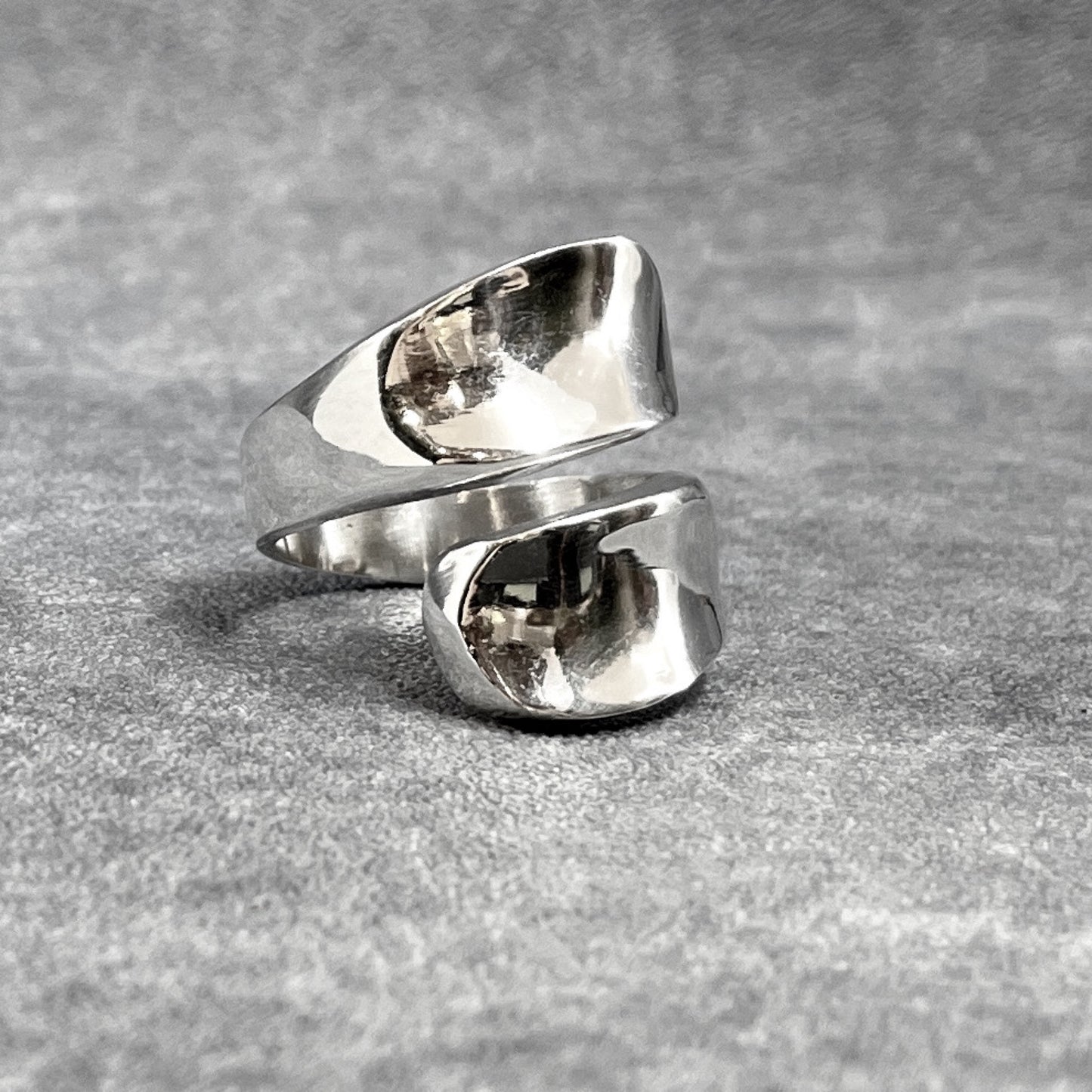 Uisce - Flat Wave Smooth Adjustable Silver Ring
