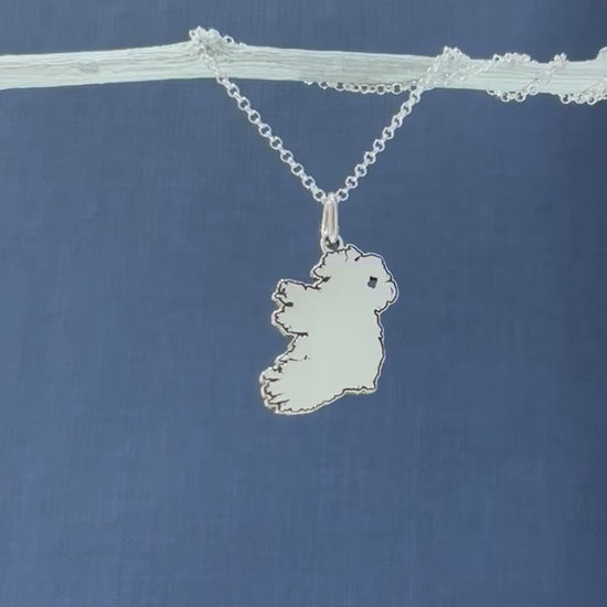 Experience the captivating allure of Ireland with the EIRE - Map with outline Of Ireland Pendant. The pendant measures 15mm by 23mm and has a bail that fits up to a 3mm chain. It also includes a 1.4mm silver rolo chain that can be effortlessly adjusted from 16" to 18". This exquisite pendant celebrates the magic of Ireland, making it an essential addition to any jewellery collection. Kinsale Jewellery Store