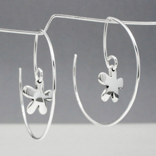Discover the signature design of Emilio Sotelo Jewellery with these Móinéir - Small Daisy Reverse Hoop Silver Earrings! Measuring 12 MM long and 12 MM wide, these earrings are made with .950 sterling silver and are sure to make a statement. Simply insert the earring from the back of your earlobe and work forward to effortlessly showcase these dimensional silver hoop earrings from any angle. Experience the beauty of these unique and stunning earrings for yourself.