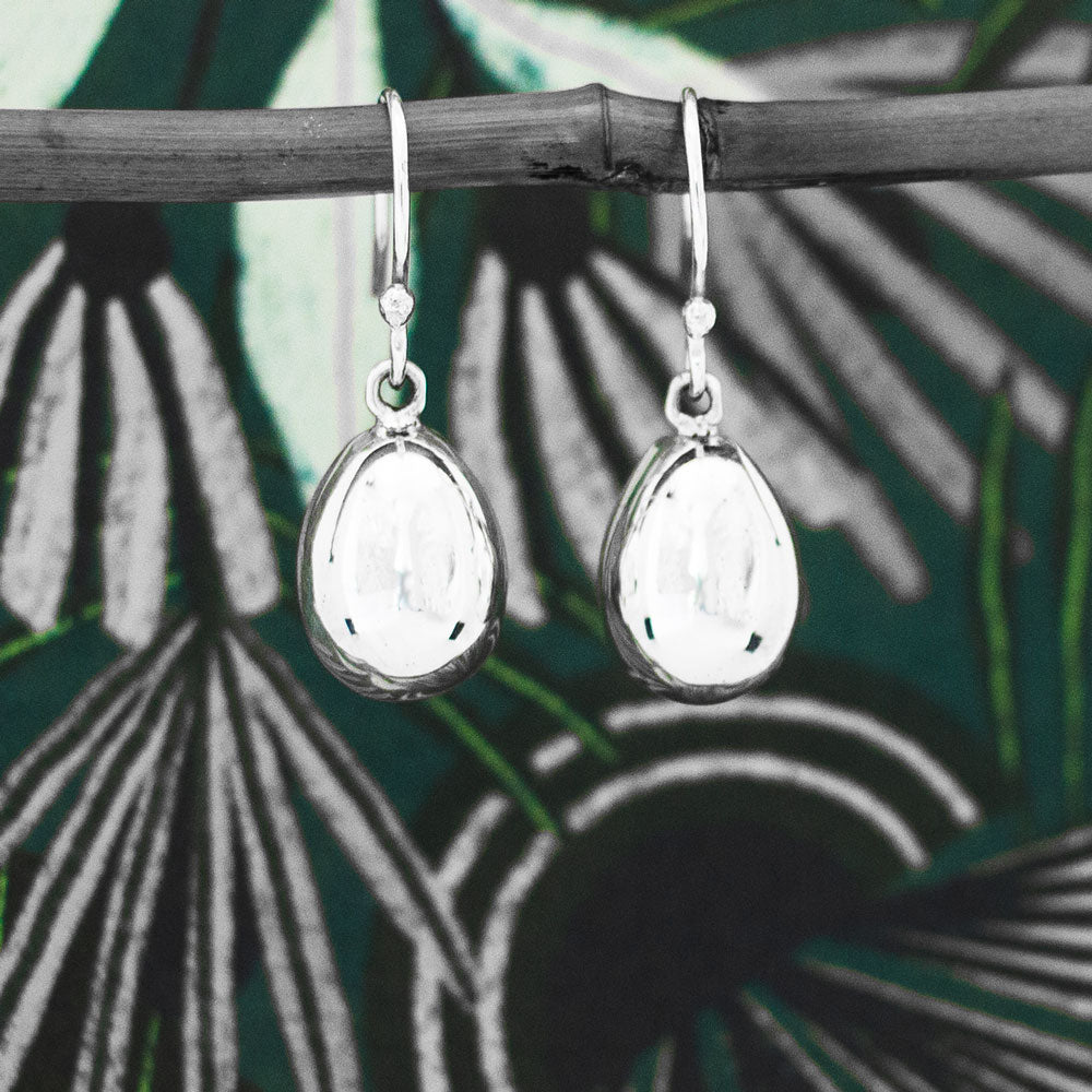 Create a timeless look with these 15 MM x 11 MM sterling silver earrings from Moineir. The intricate 9/16" x 1/2" design is finished with a high polish and hangs 1 3/16" from the top of the ear wire. With each dangle crafted from .925 sterling silver, you'll get an eye-catching style you'll love to show off!